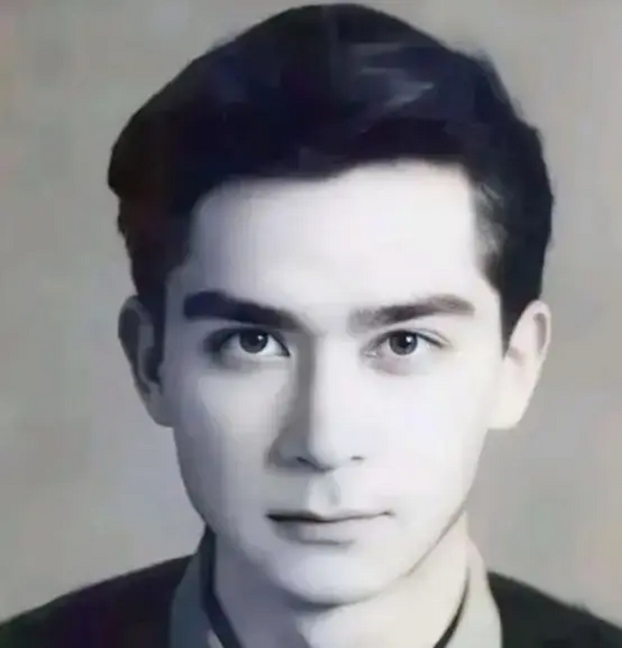 1963年,石油专家王德民,因为长得英俊,追他的女孩排成长队,他烦得眉头