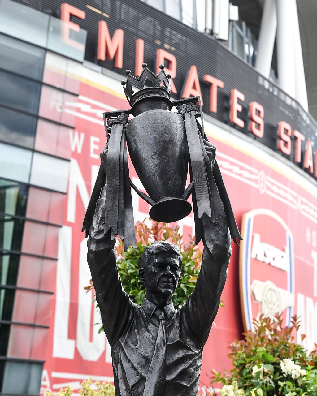 永远的阿尔塞纳!  温格雕像亮相酋长球场!  你觉得像吗?