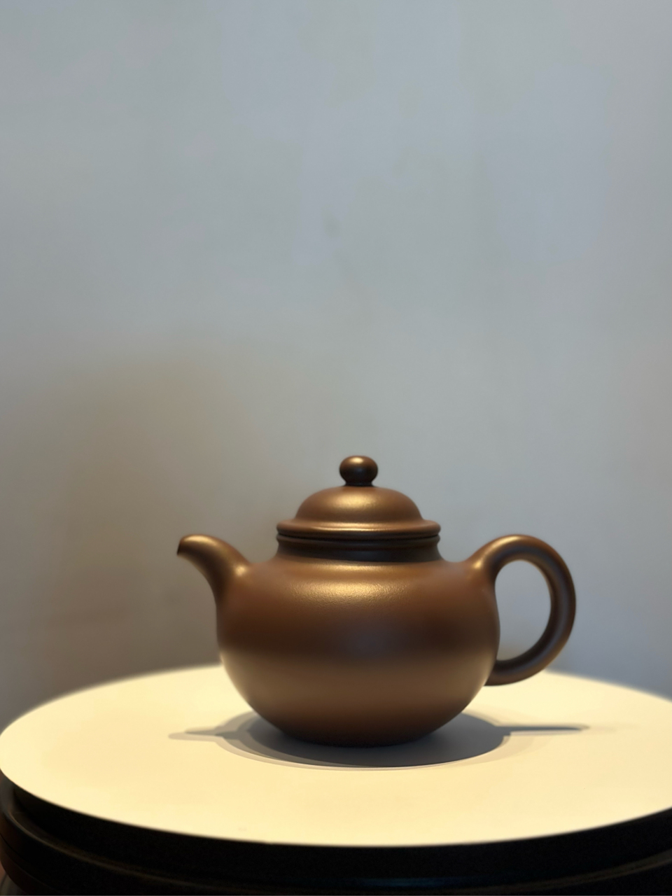 吴悦 大亨掇球壶,紫泥 400毫升 球形壶身极具手感,沏上一壶茶,品味着