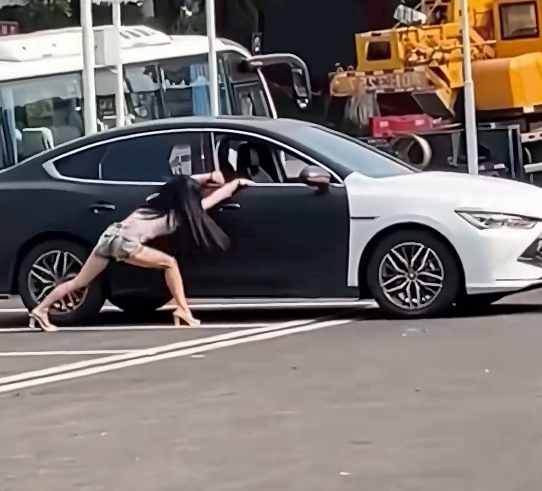 女子看车辆没进停车位,徒手将车拉入