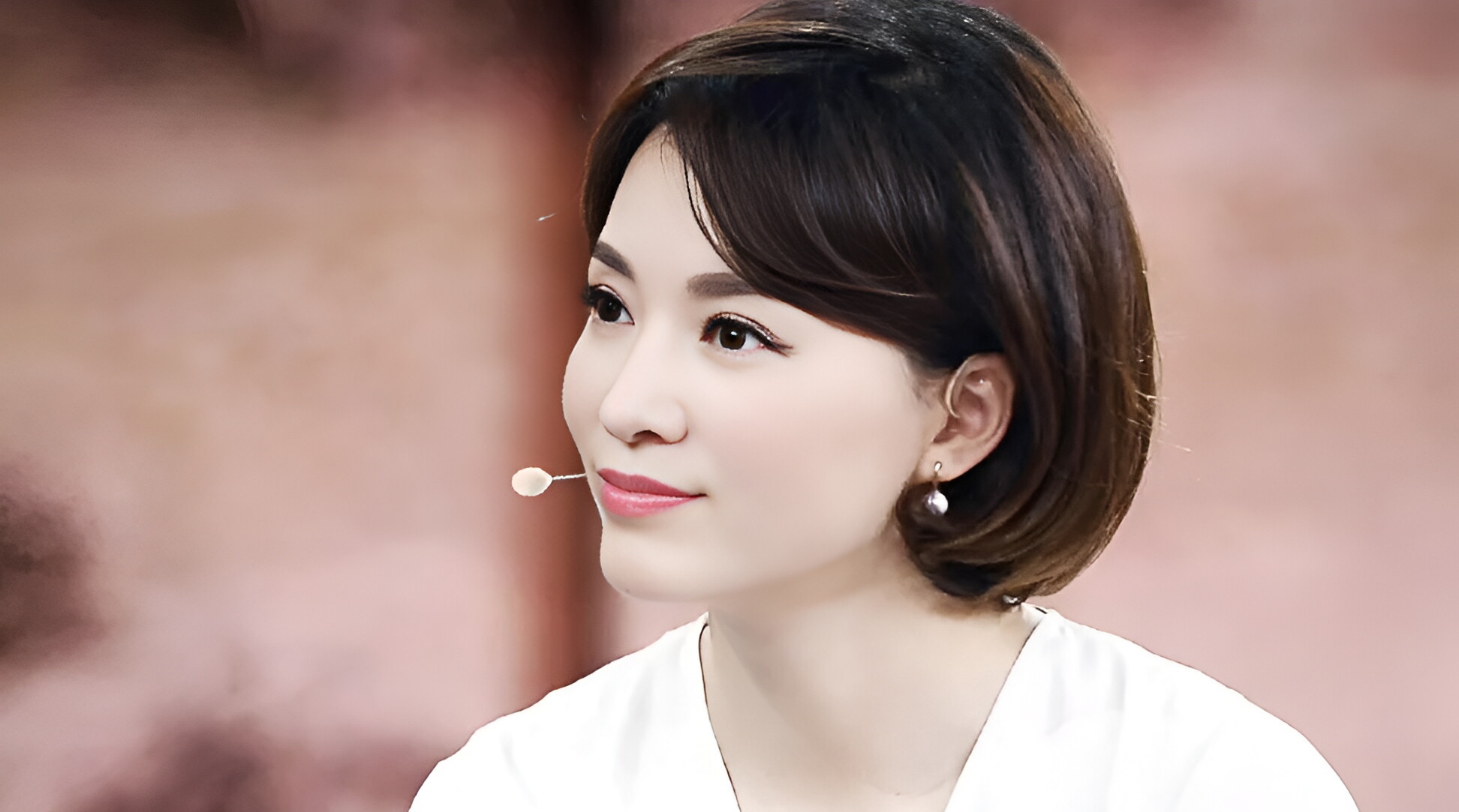 51岁董卿被爆眼睛出现状况,她在北京某眼科医院就诊后,戴着墨镜,由