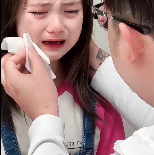 看把孩子给委屈的!女孩犯错爸爸批评教育,主打的就是一个安慰