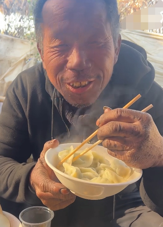 路人在街头遇到大哥在吃饭,询问做啥工作?