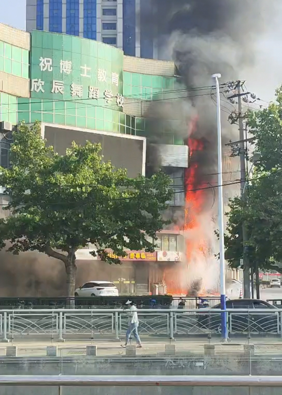 老维客对面紧邻喜事临的一家店铺突发大火,消防人员正在全力灭火