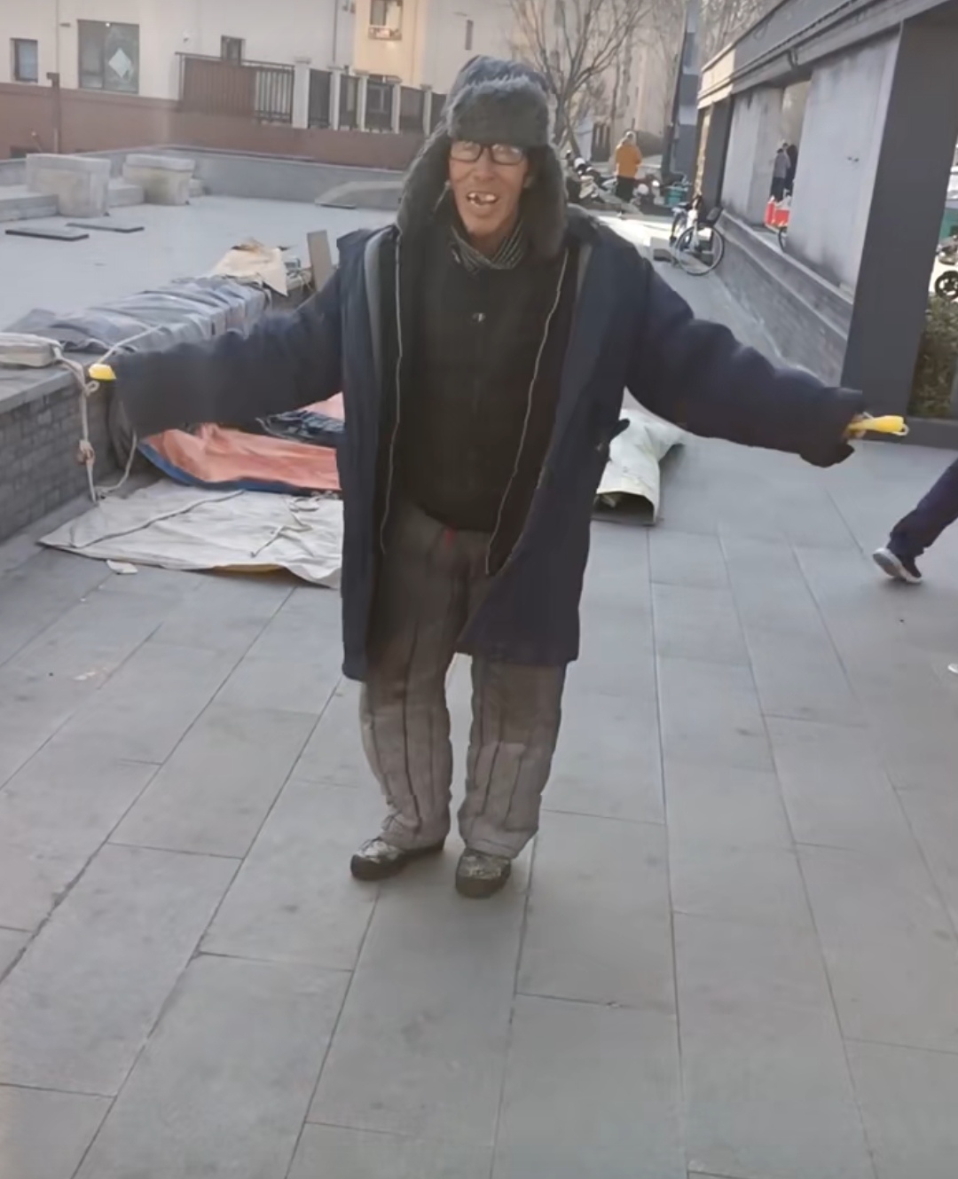 网友偶遇胶州张大嫚,几十年过去了,没想到他依旧健在活的还挺潇洒