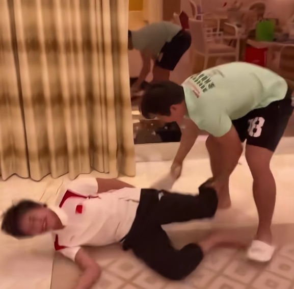 全红婵忽悠王宗源魔术表演,王宗源莫名其妙地挨了全红婵一巴掌