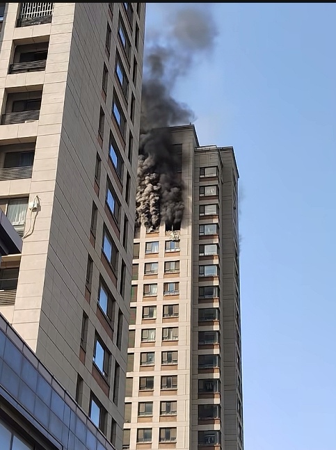 即墨古城c区发生火灾,据现场市民说,听见砰的一声巨响,有东西从窗户