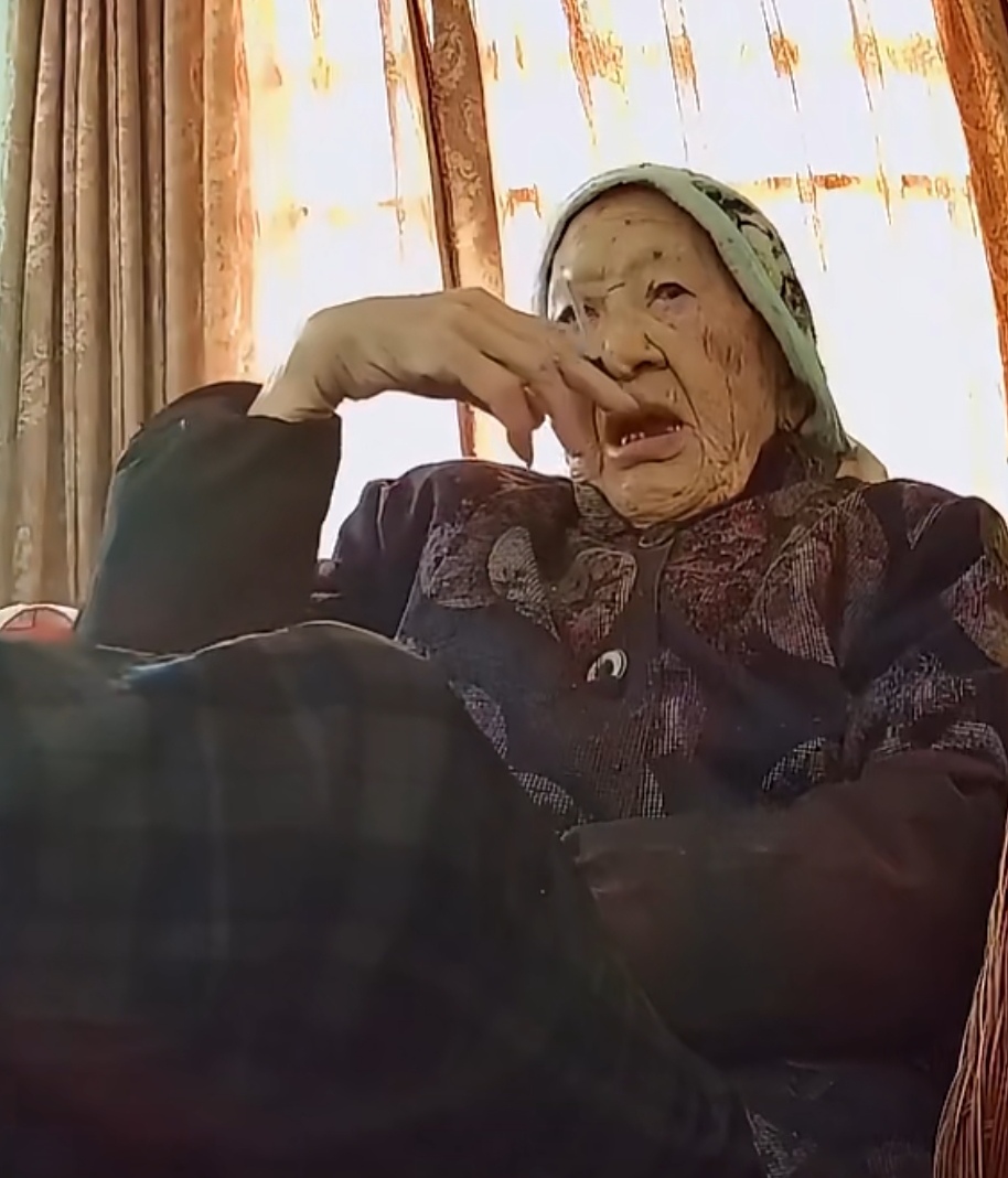 孙女在家里安装了监控,无意间看到奶奶在家里抽烟的霸气神态