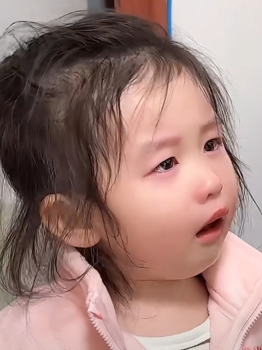 见下图:两岁的女孩看见爸爸回来后,立马找爸爸告状