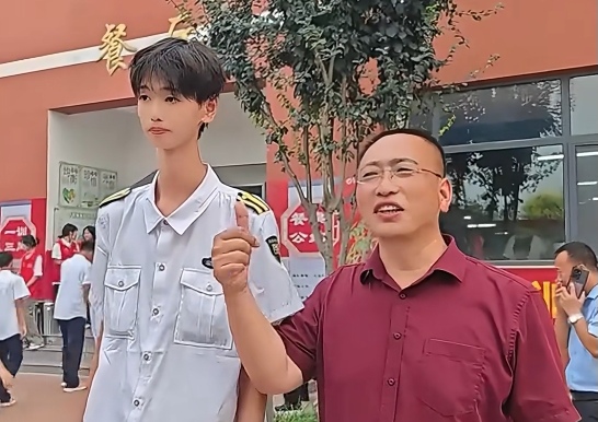 98米,和老师站在一起如同开了特效,据说父母身高正常
