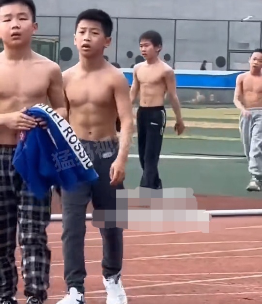 这些小孩哥个个都有八块腹肌!