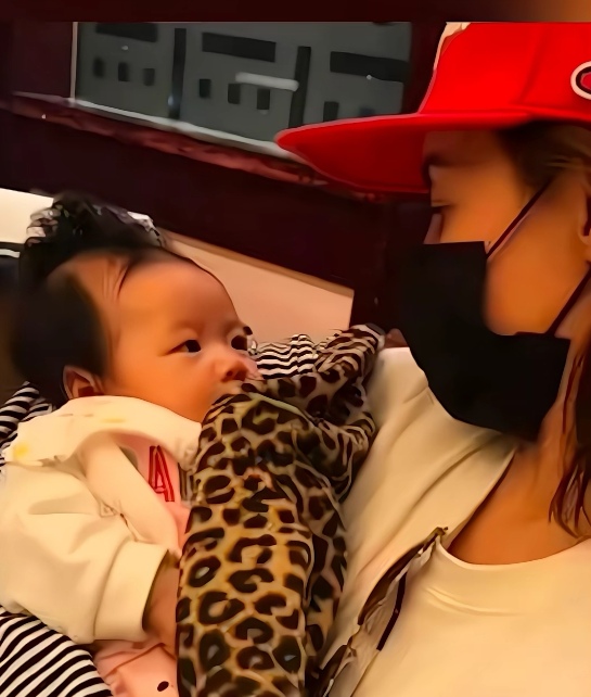 当时张柏芝三胎产子时,很多人都感觉到很意外