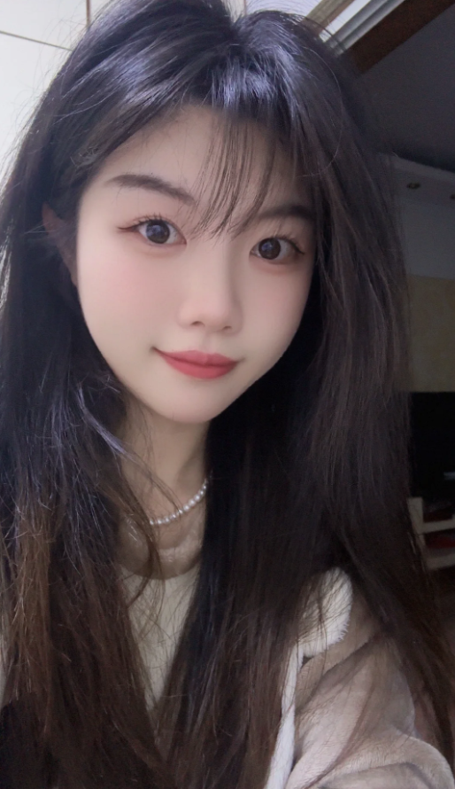 黑色的长发和整齐的刘海,显得如此清新脱俗.