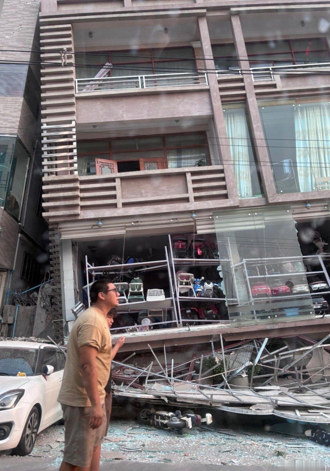 缅甸地震灾区现场情况,大量房屋倒塌,部分道路塌陷开裂,很多地方通信