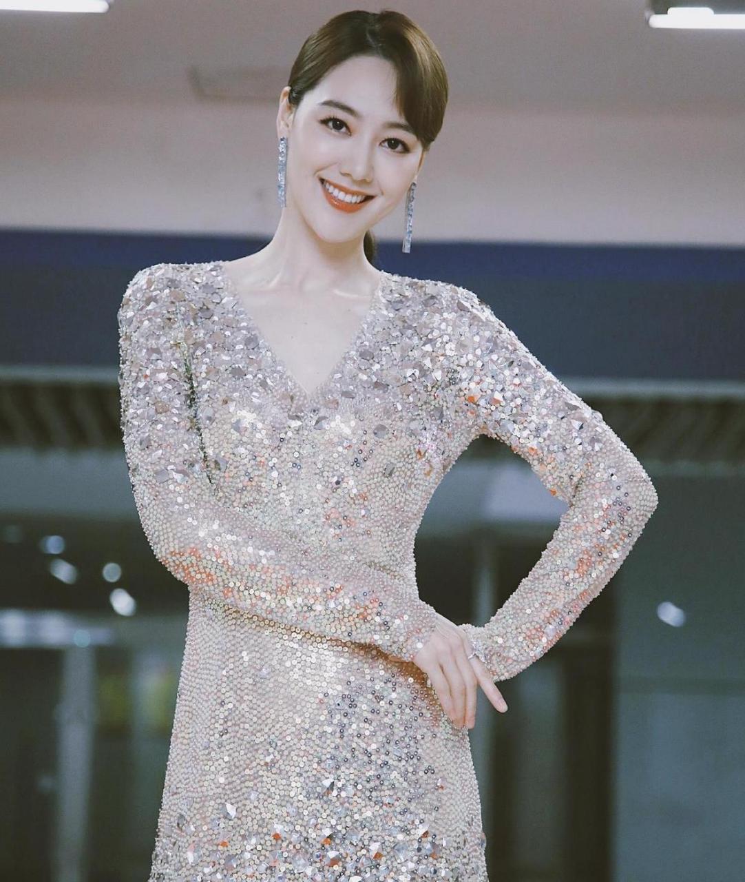 央视主持人王冠要结婚了,新郎成了迷  近期,王冠的感情生活成为了大众