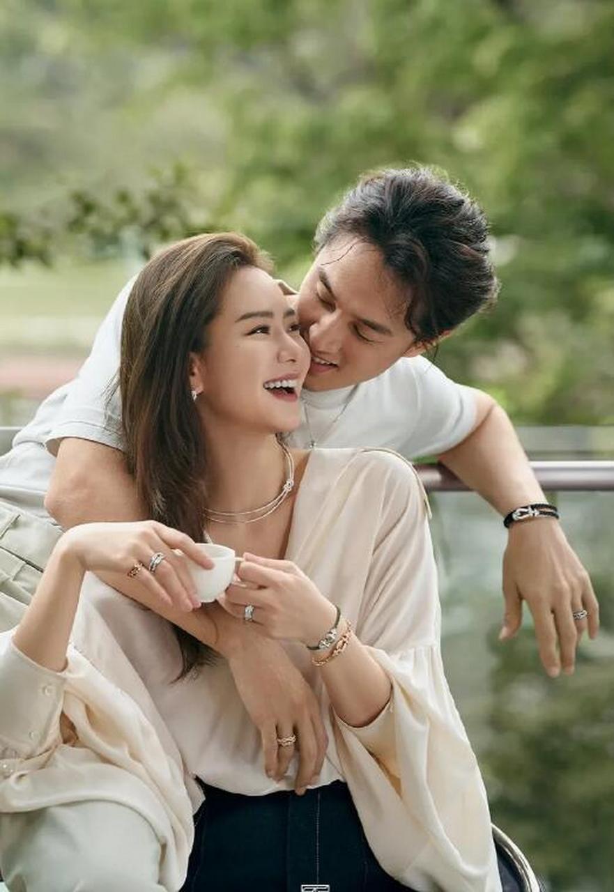 在2015年,戚薇与丈夫李承铉迎来了他们的女儿.