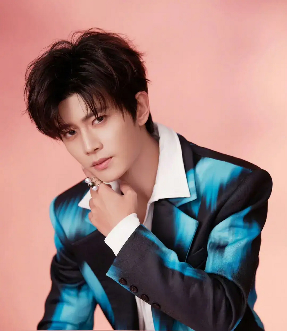 9月28日,任嘉伦工作室就近期娱乐圈男星的"卖浮","离婚","二胎"等不实