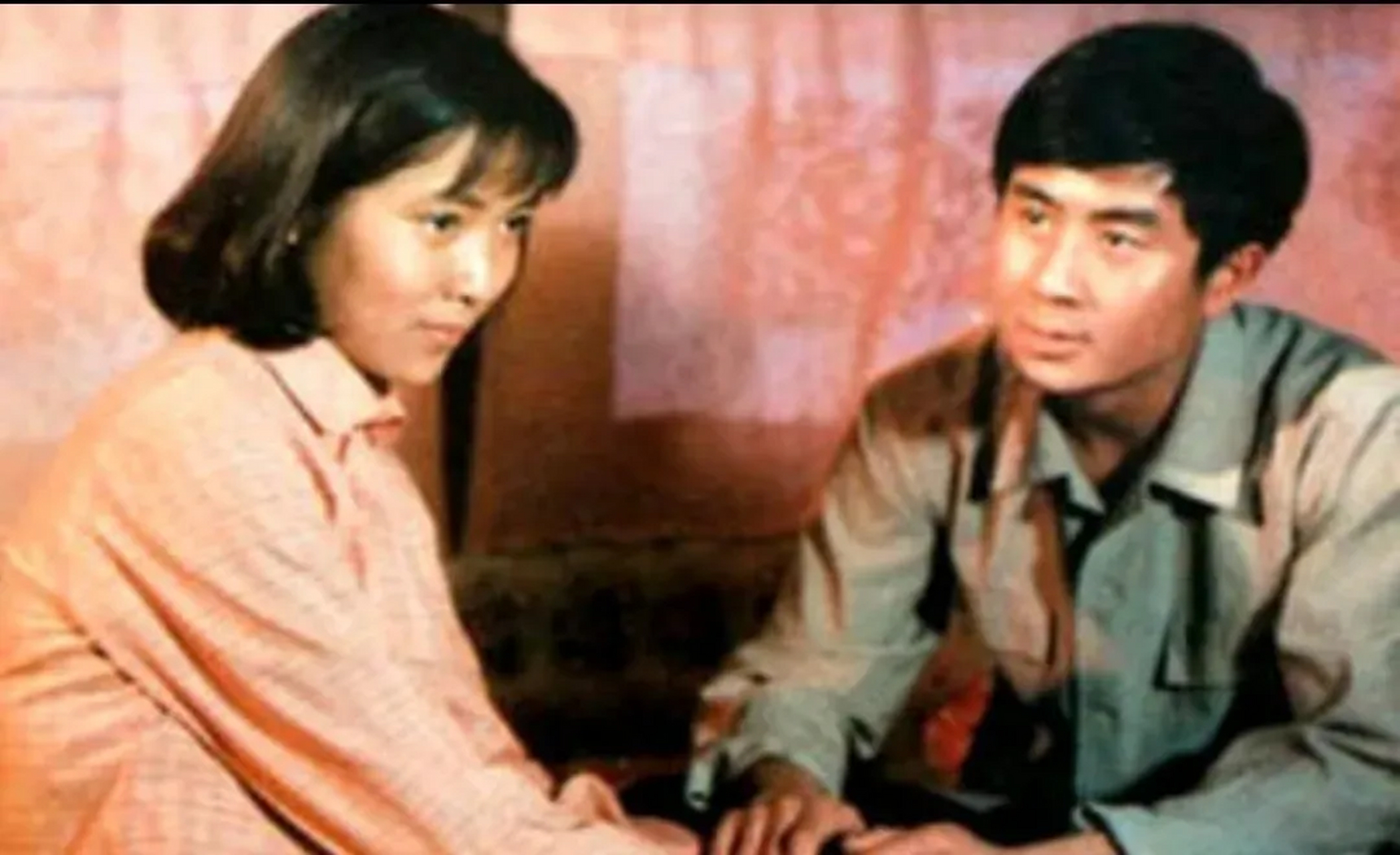 他执导的《蓝色的花》和《玫瑰天涯》等作品,深刻地反映了人们的