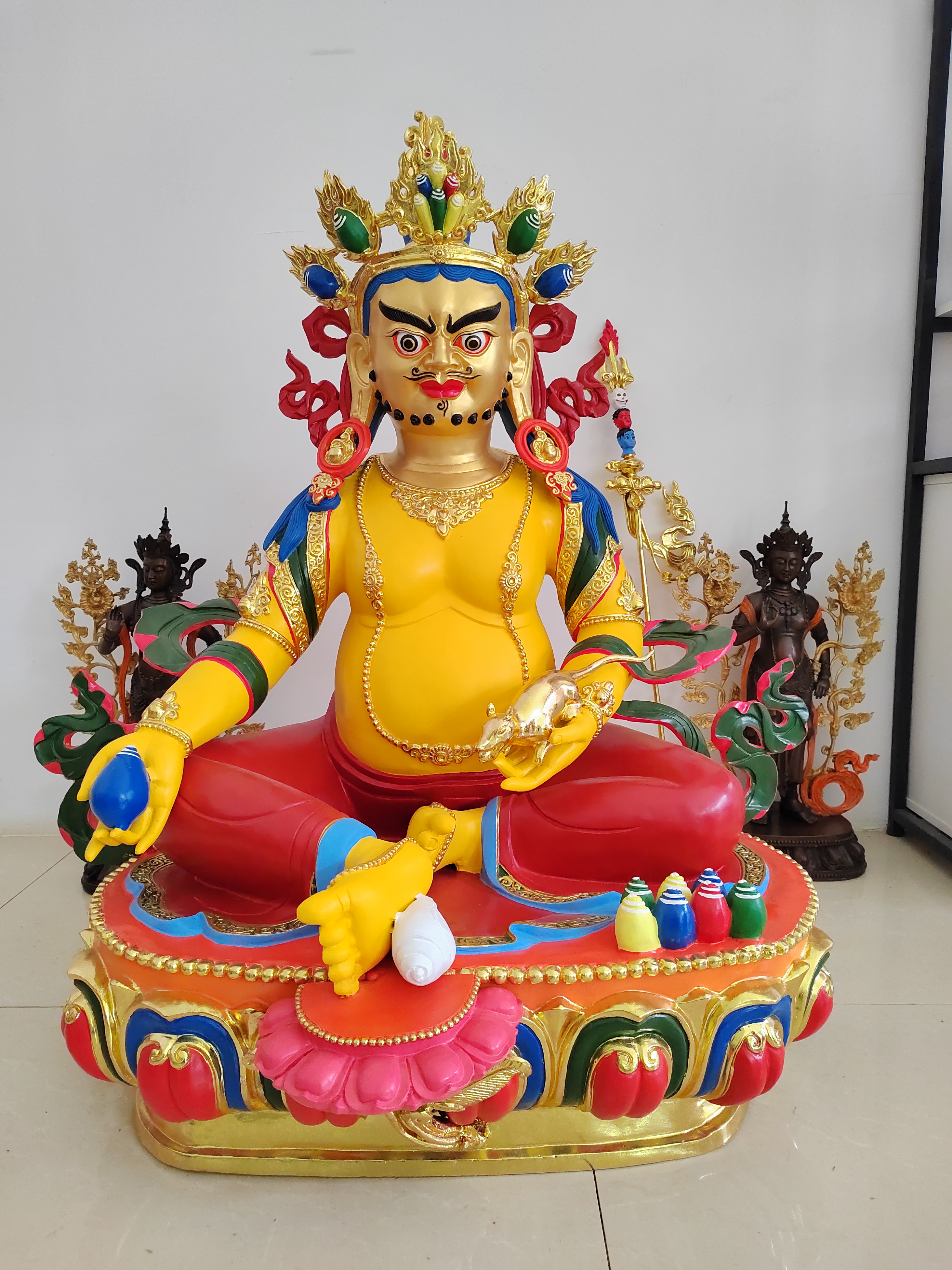 也叫五姓财神,纯铜铸造彩绘颜色,高度1米  黄财神,藏文叫做"诺拉"