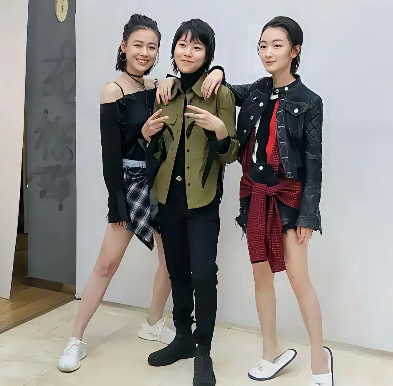 马思纯可以和窦靖童拍合照,窦靖童也可以和周冬雨合影,但三人行已然