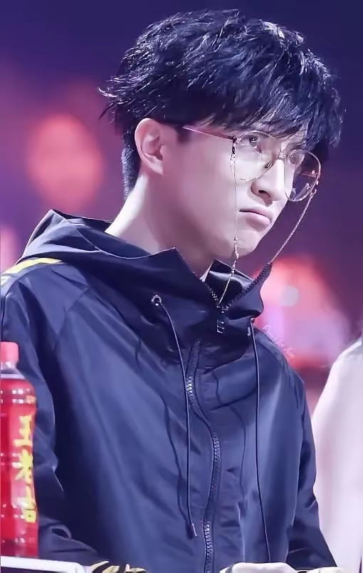 近年来,薛之谦的多项副业投资出现变动,旗下火锅品牌"上上谦"从巅峰时