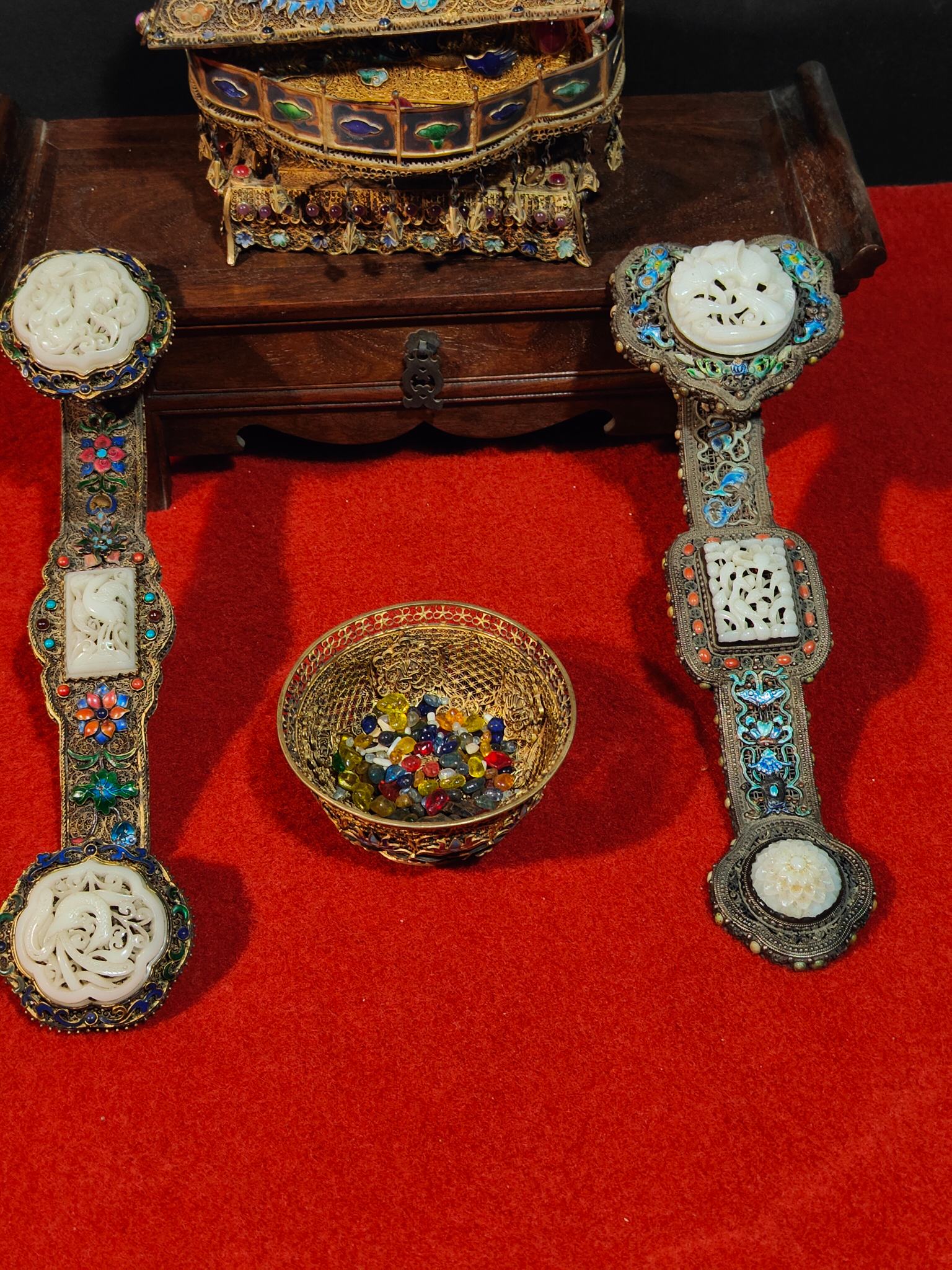 银鎏金掐花烤蓝工艺镶嵌星光宝石升官发财摆件,两边放有清代纯银鎏金