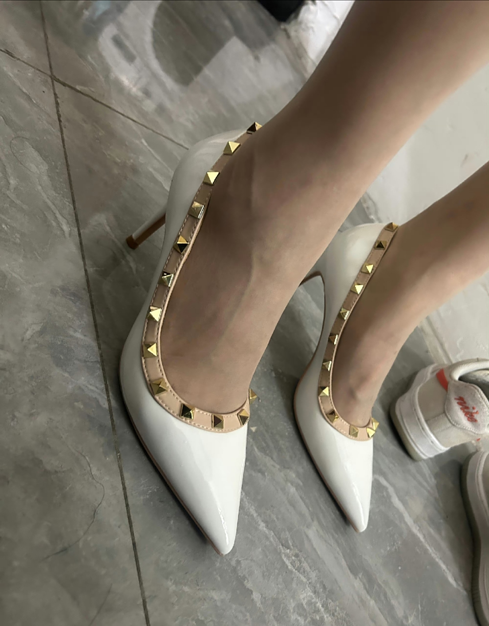 白色高跟肉丝袜,细腻纹理勾勒性感.