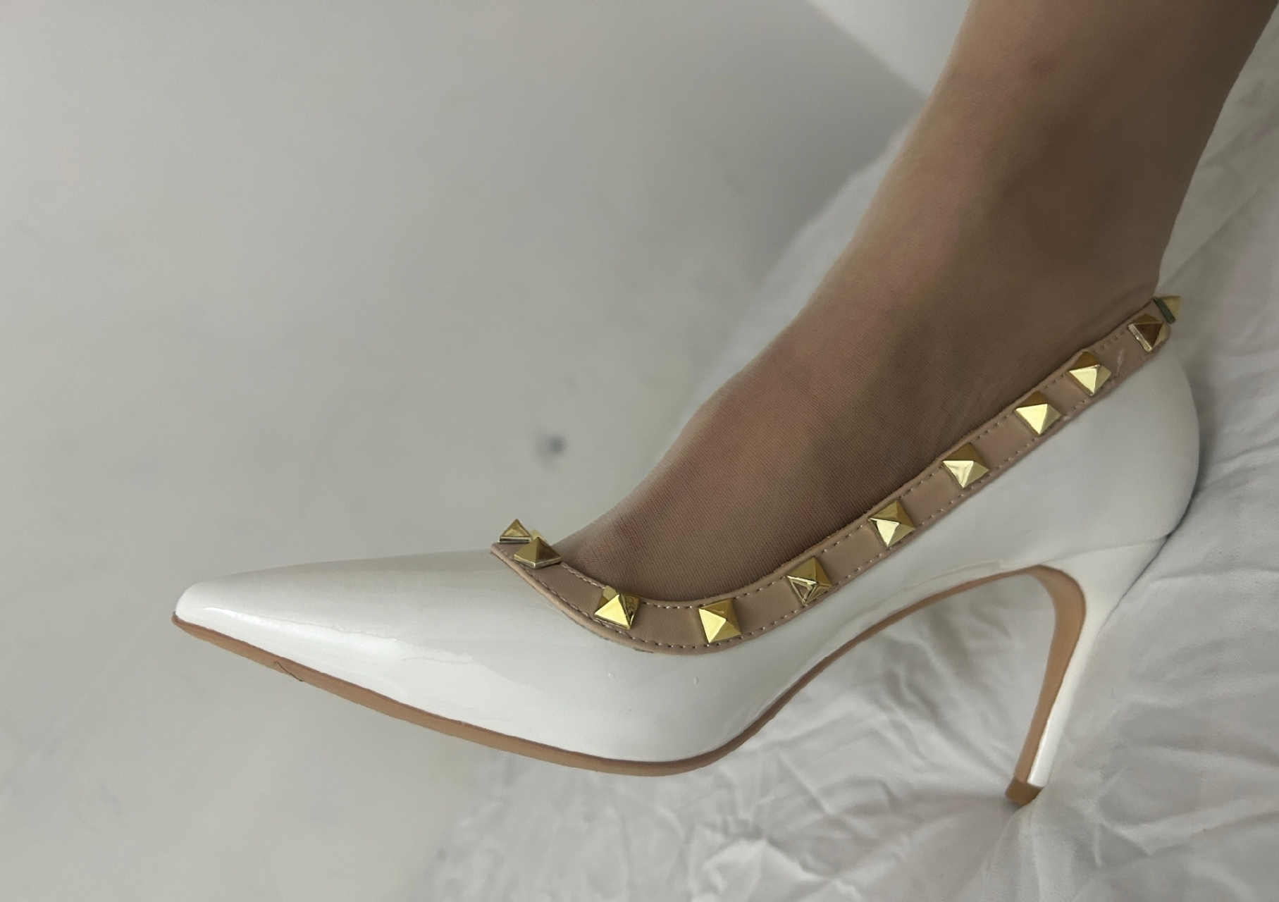 白色高跟肉丝袜,细腻纹理勾勒性感.