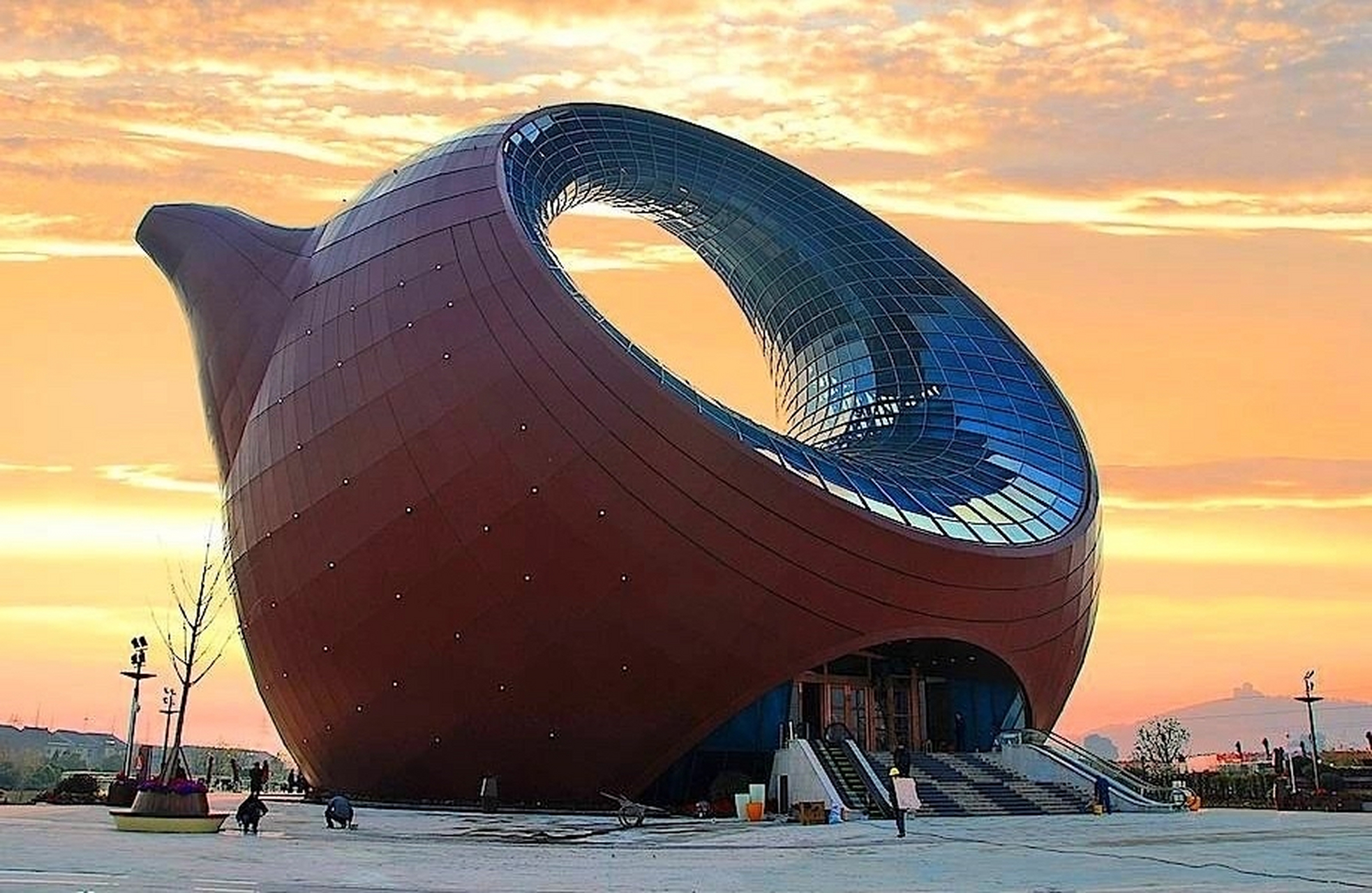 无锡大茶壶造型建筑原来是融创售楼处 无锡建造的世界"最大的紫砂壶