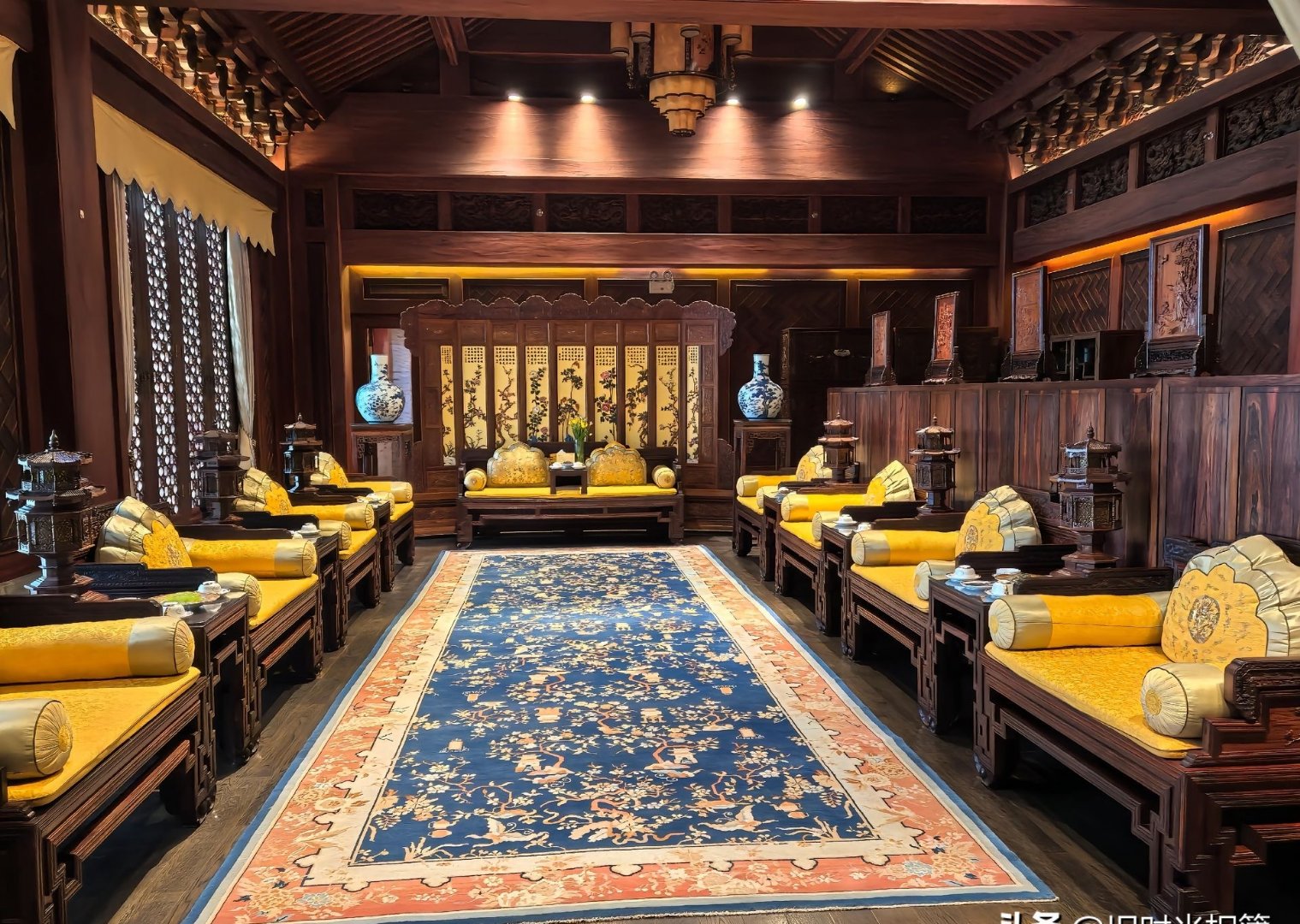 霍震霆老爷子白头发搭军绿色羽绒服,这精神头哪像79岁?