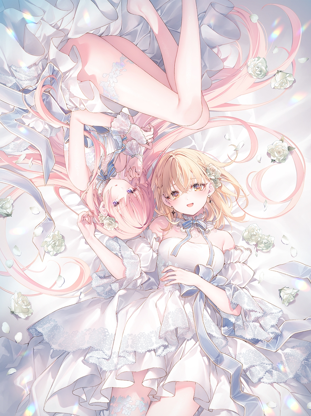 在这个宁静的午后,两个女孩躺在花海中,仿佛整个