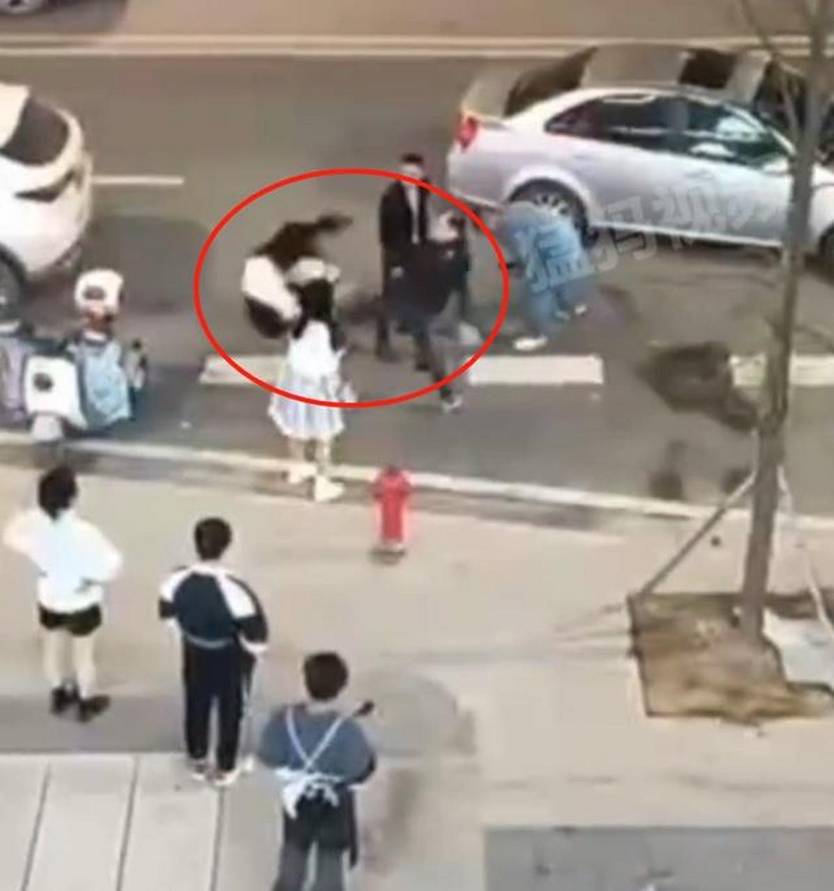 现在这事不能深入讨论了?不让说是女孩先动的手才被踹的了?