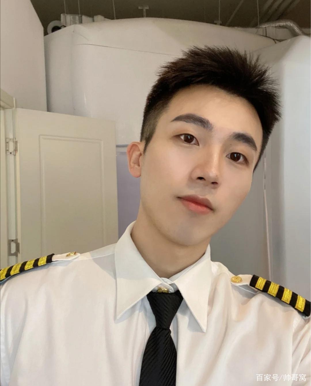 大三的小姨子第一次坐飞机偷拍的帅气空少.