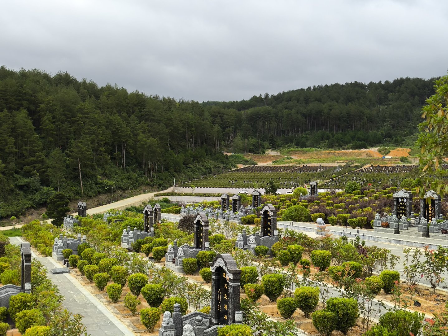 贵阳市唯一家获民政厅批复的殡葬一体化陵园,自带殡仪馆,守灵厅,墓地