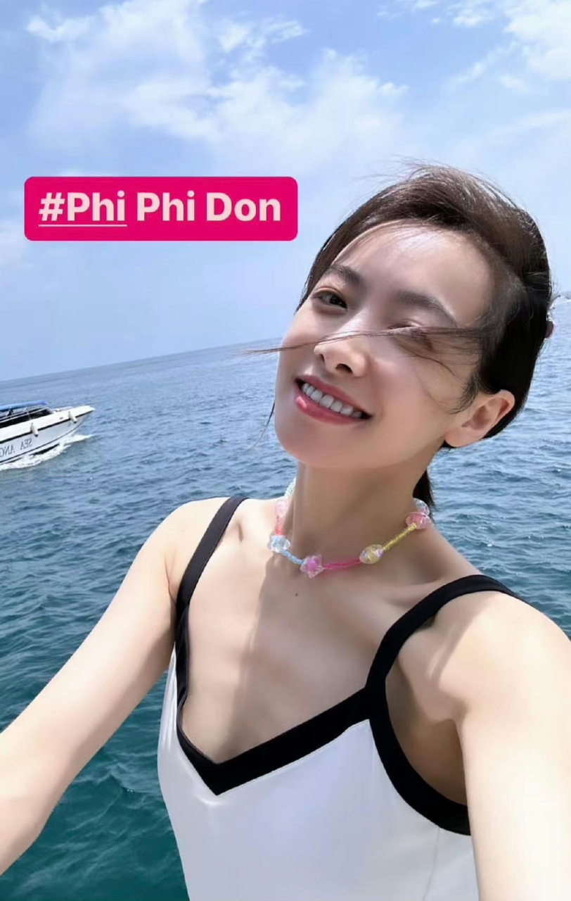 宋茜自拍 手上竟然有纹身?