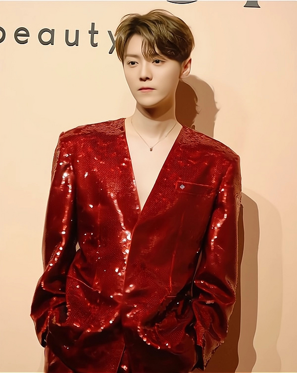 鹿晗大红色西装 大v领 真的合适吗?娘味越来越重了