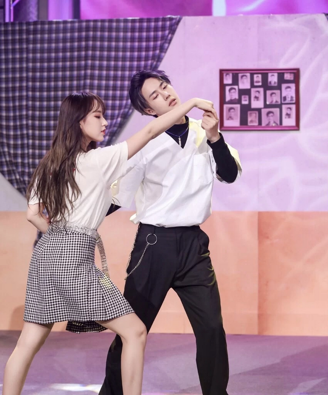 王一博和程潇跳舞图!我承认我吃醋了[可怜]