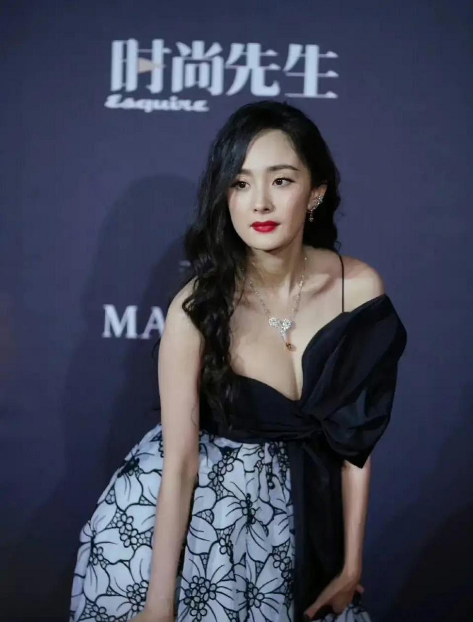 杨幂的大蝴蝶结礼服设计的太适合她了!版型是真的好