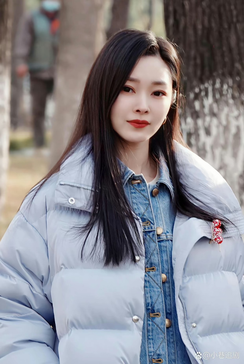 宋轶|剧组随拍照片 还是挺好看的 怪不得白敬亭喜欢