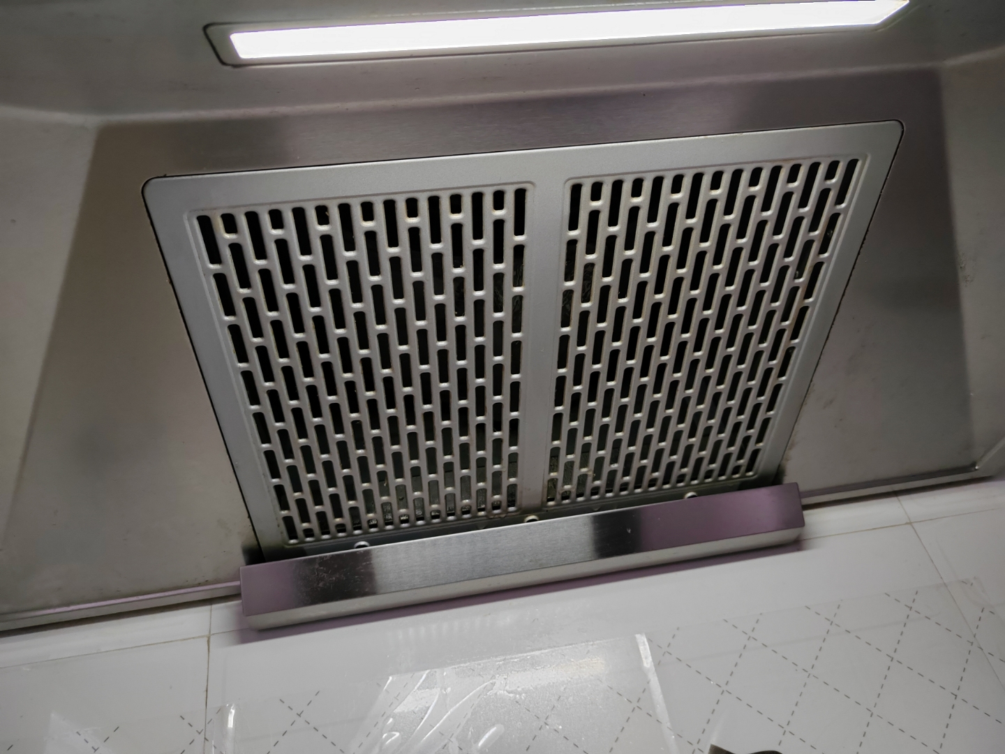 这种油烟机的网罩怎么能下的掉?