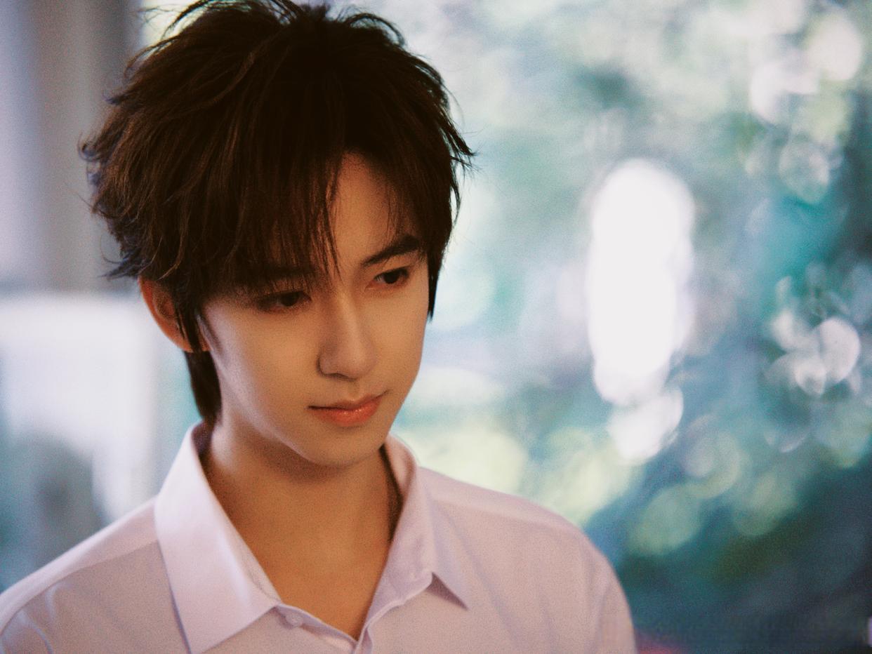 贺峻霖白衬衫光影随拍# 贺儿这精致的侧脸和白衬衫真的太帅气了,爱了