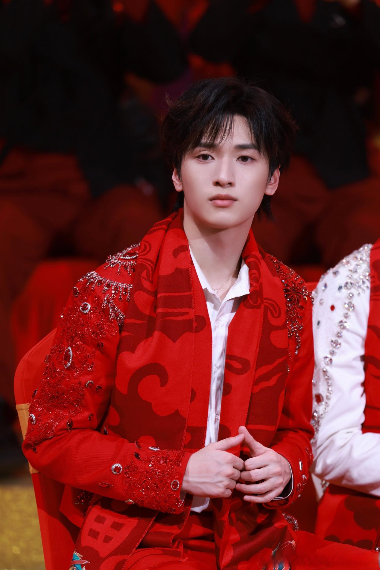 白色和红色这两个颜色都很经典,穿在少年身上格外亮眼,红围巾好喜庆跟