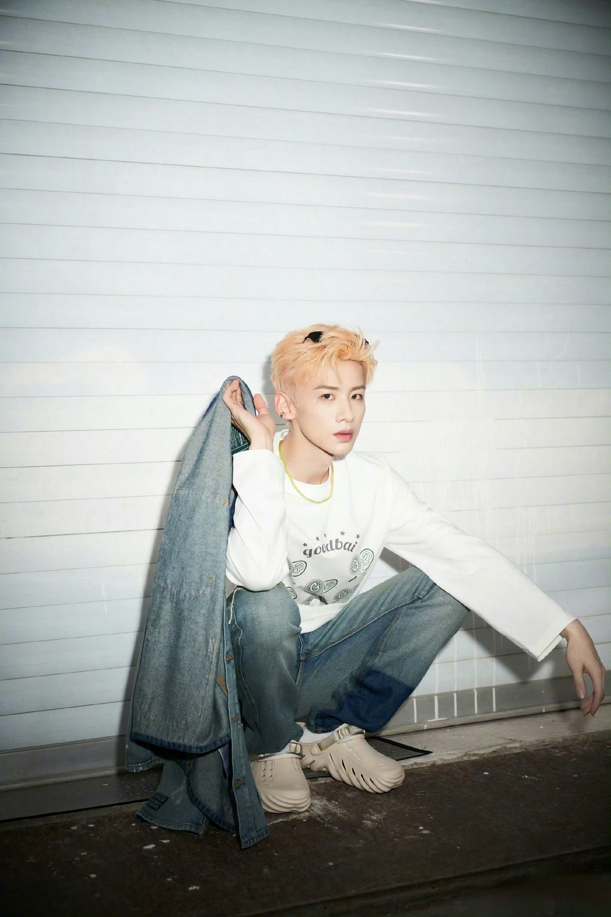 白敬亭染粉发掉色了# 白敬亭的金发原来是染粉色掉色了,可是这个颜色