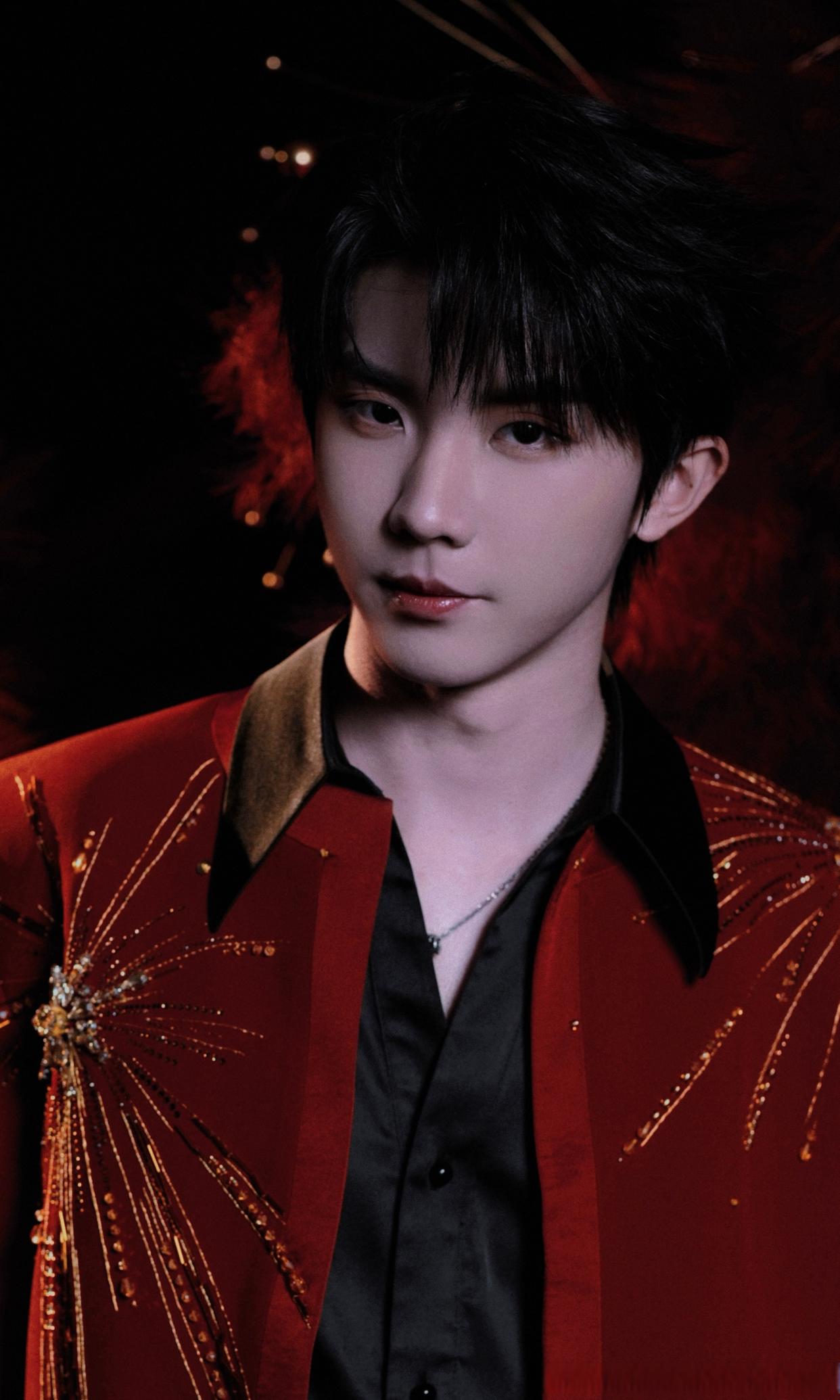 马嘉祺# #动态连更挑战# 马嘉祺不愧是郑州蛊王,红衣黑衬衫被他穿出