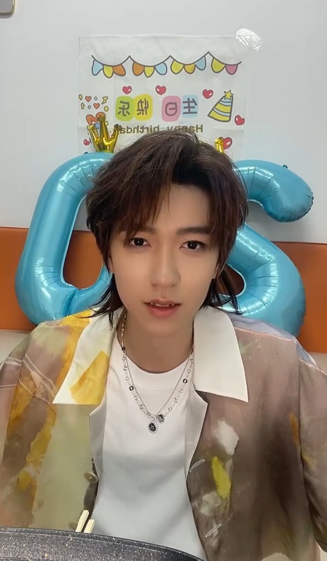 贺峻霖0615生日快乐# #动态连更挑战# 贺儿生日直播好帅气呀,酷酷的