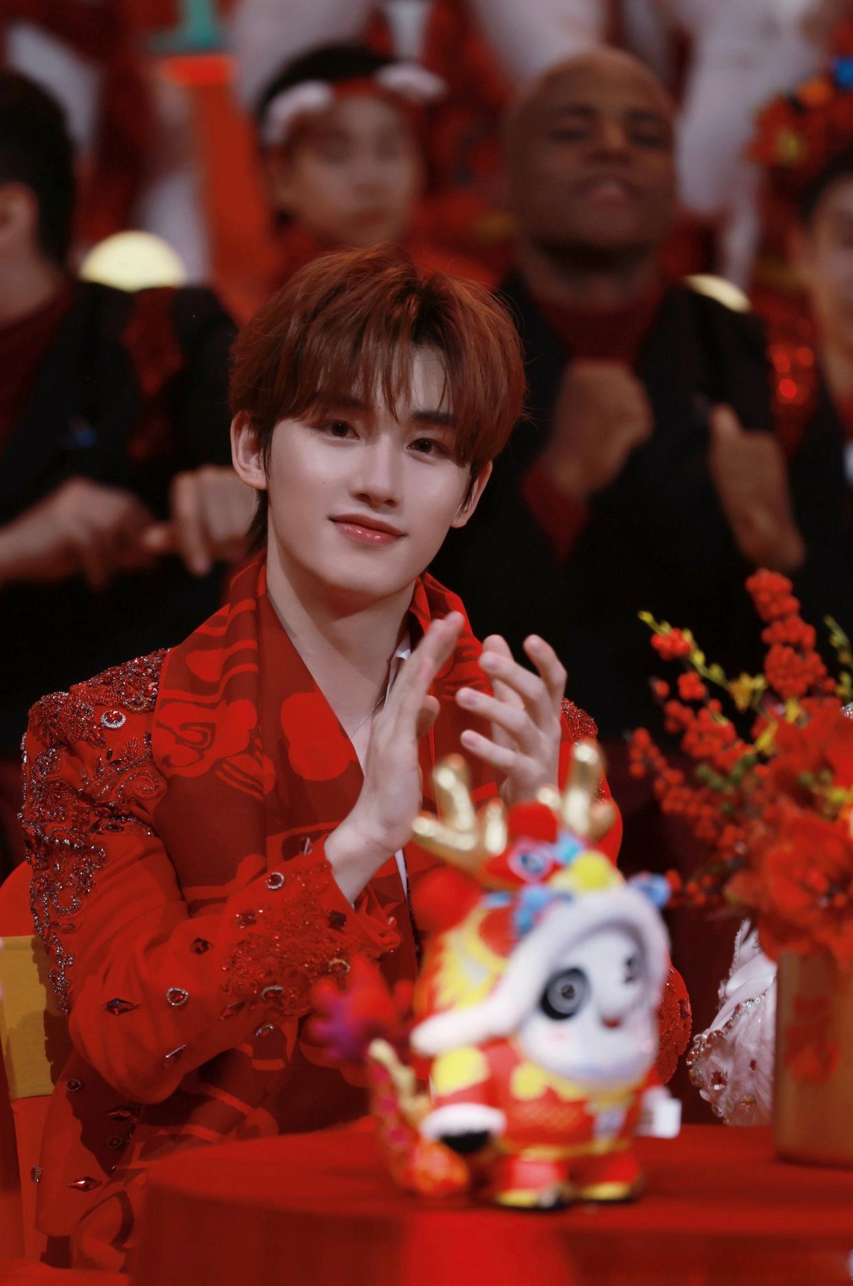 白色和红色这两个颜色都很经典,穿在少年身上格外亮眼,红围巾好喜庆跟