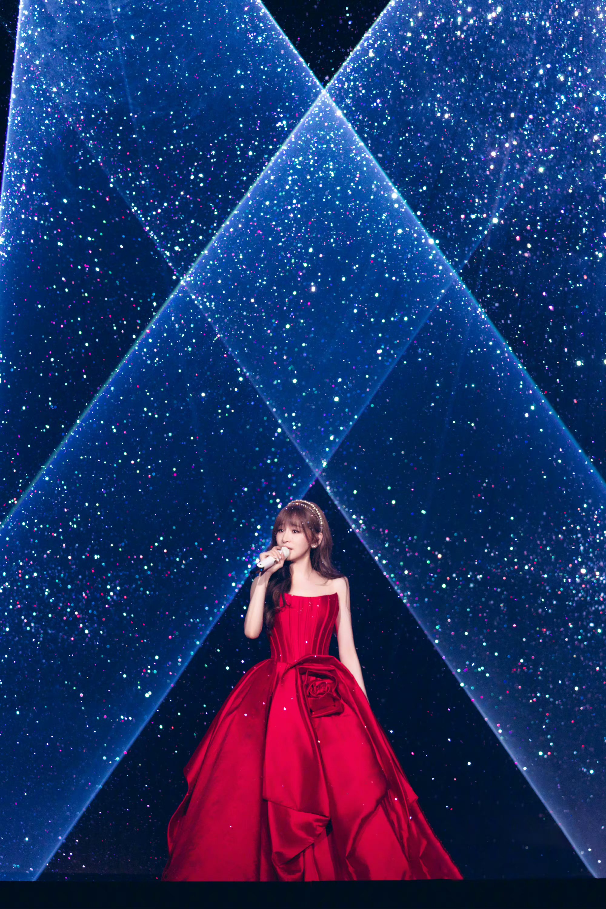 王心凌穿着红玫瑰裙子是真公主啊,状态宛如少女俏皮可爱,好美呀.