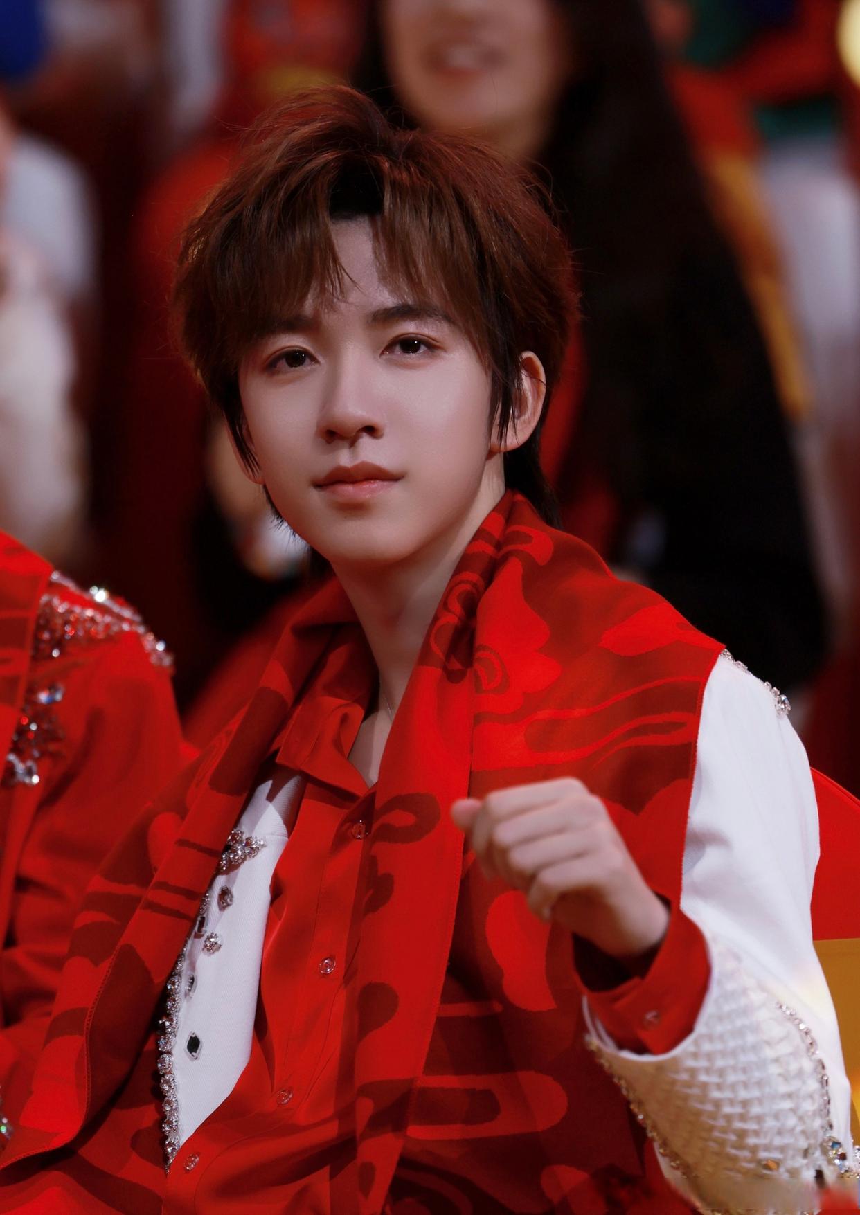 白色和红色这两个颜色都很经典,穿在少年身上格外亮眼,红围巾好喜庆跟