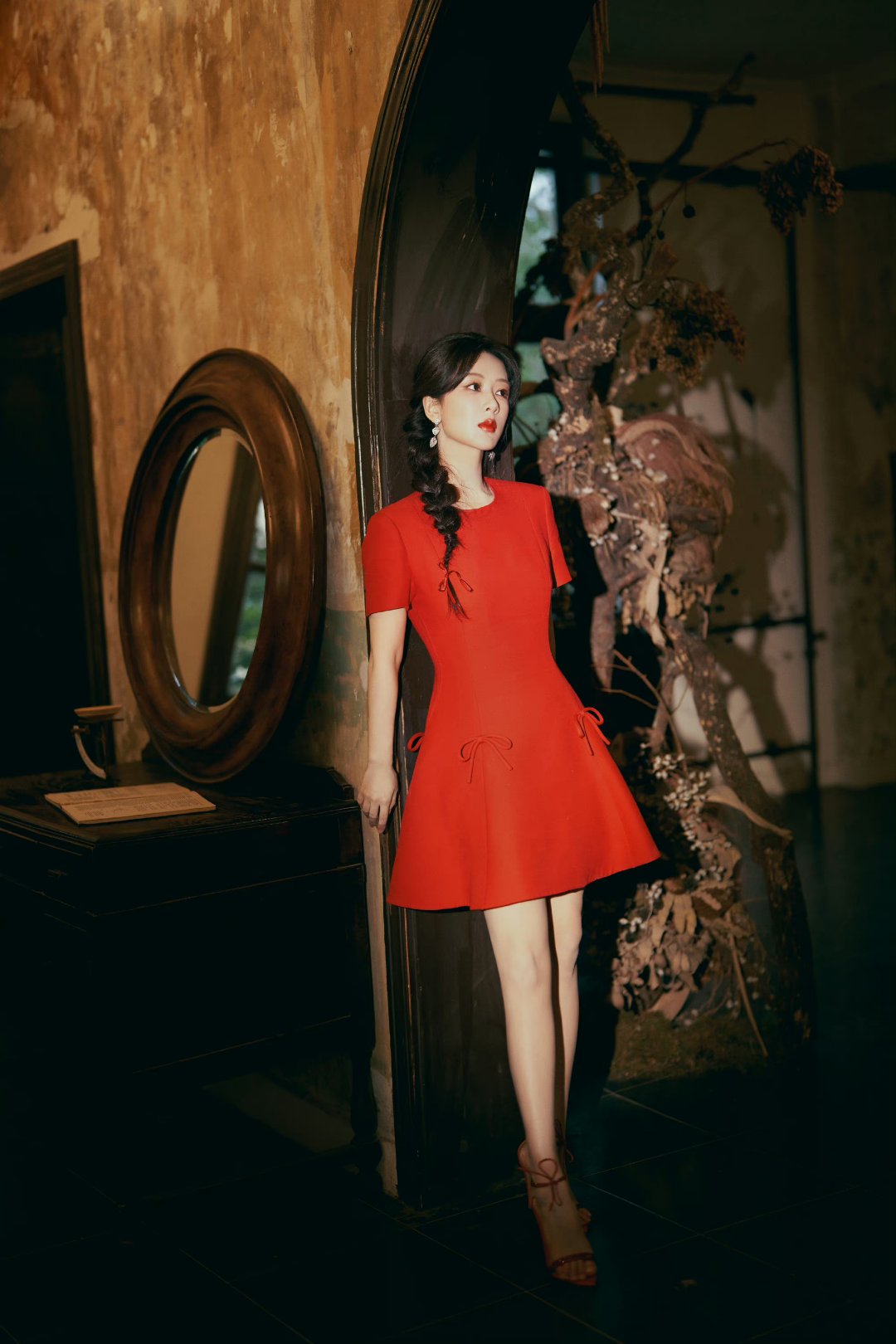 杨紫鱼缸图# #动态连更挑战# 杨紫红裙配侧编发造型好美,在充满复古