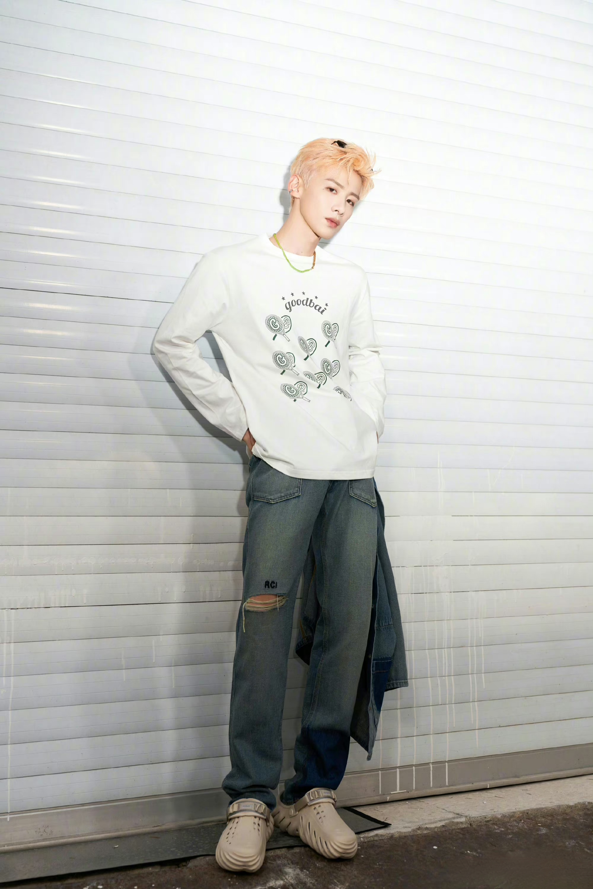 白敬亭染粉发掉色了# 白敬亭的金发原来是染粉色掉色了,可是这个颜色